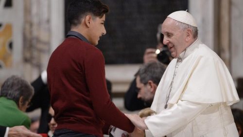 Papa Francesco incontra alcuni profughi e malati di Sant'Egidio