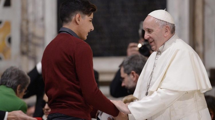 Papa Francesco con un giovane profugo siriano 