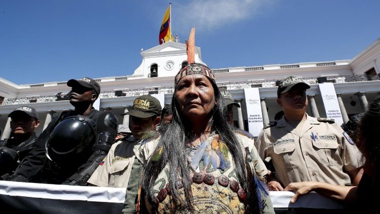 Des populations indigènes de l'Équateur protestent contre l'expansion des compagnies pétrolières en forêt devant le palais présidentiel de Quito, le 12 mars 2018.