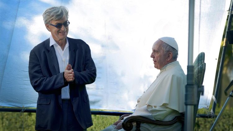 Papa Francesco con Wim Wenders durante le riprese
