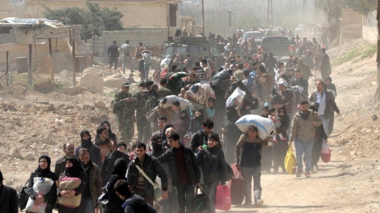 Gruppo di civili che lascia le aree assediate del Ghouta 