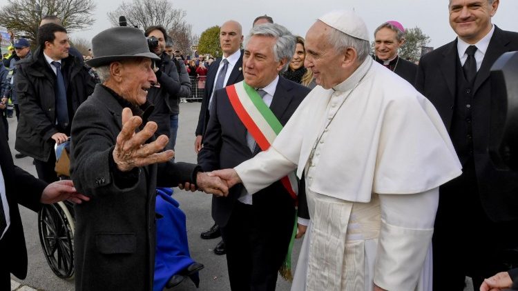 Papa Francisco  em Pietrelcina: encontro com idoso que conheceu Padre Pio 