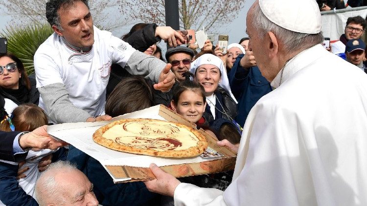 Papa em Pietrelcina recebe pizza com desenho de seu rosto e do padre Pio