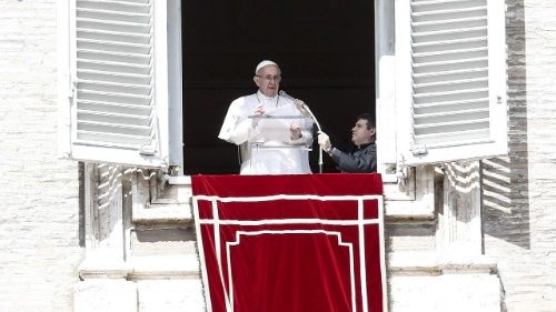 Il Papa all'Angelus: nelle sue piaghe siamo guariti