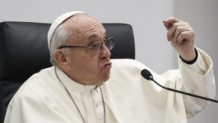 Papa Francisco respondendo as perguntas dos jovens