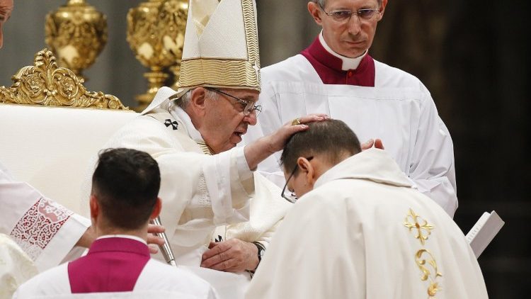 Папа ўдзяляе прэзбітэрскае пасвячэнне. Ілюстрацыйнае фота