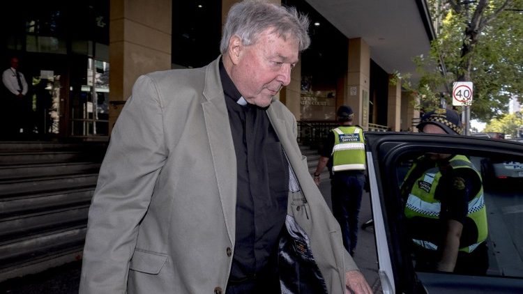Kardinal George Pell verlässt das Gerichtsgebäude in Melbourne