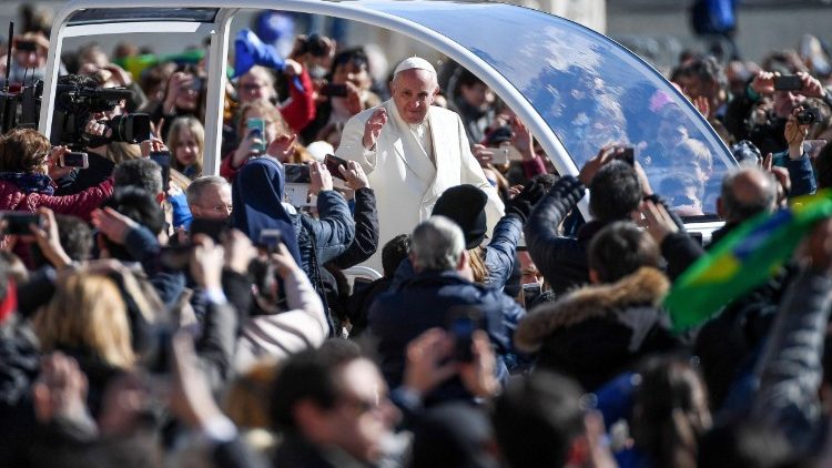 Papa Francisco entre a multidão na Praça São Pedro