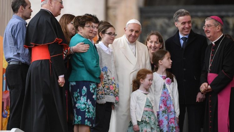 Le Pape posant avec une famille irlandaise lors de l'audience générale du 21 mars 2018, sur la Place Saint-Pierre.