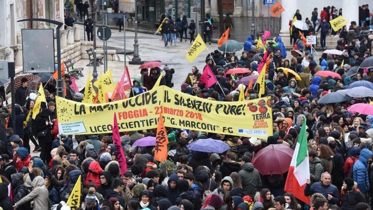 Des étudiants manifestant contre la mafia à Foggia, dans les Pouilles
