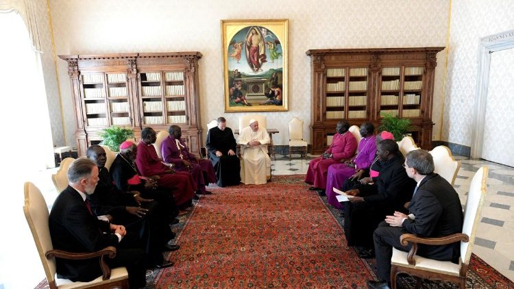 프란치스코 교황과 남수단 교회협회 회원들 (자료사진)