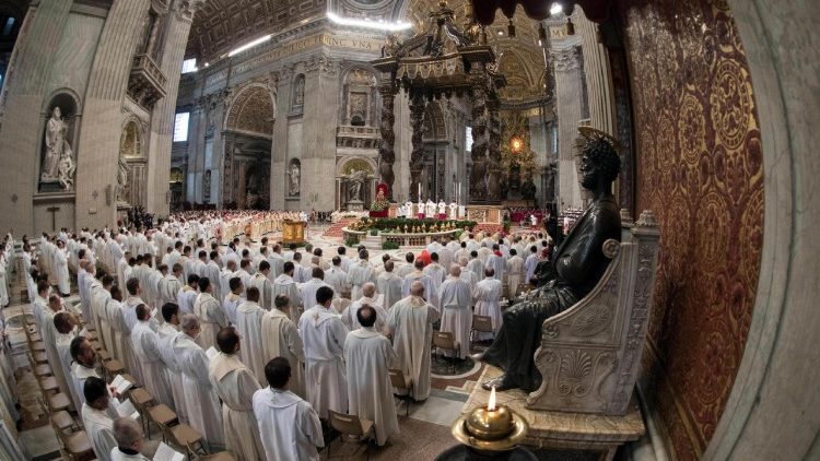 Svećenici na euharistijskom slavlju u bazilici svetoga Petra u Vatikanu