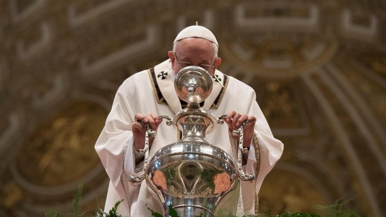 Papież tchnie w amforę z Olejami Świętymi