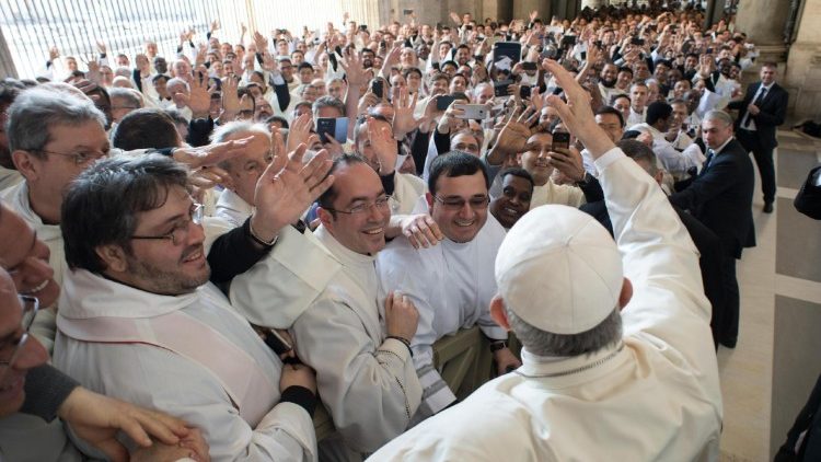 Papa Francesco con un gruppo di sacerdoti