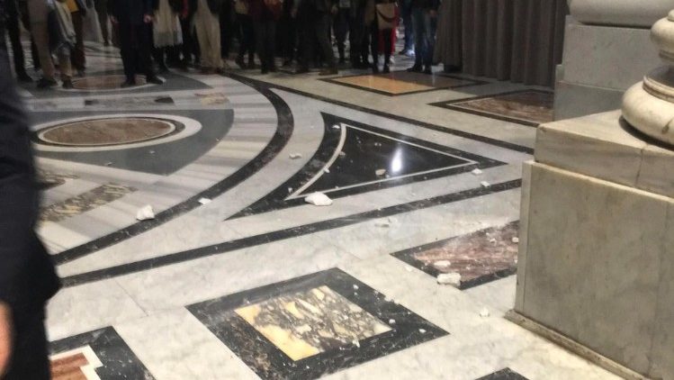 Crollo di alcuni calcinacci nella Basilica di S. Pietro