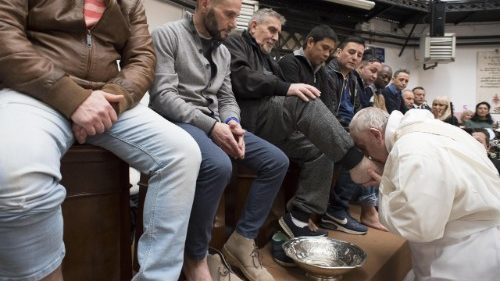 El Papa realiza el lavatorio de los pies a detenidos de la cárcel Regina Coeli