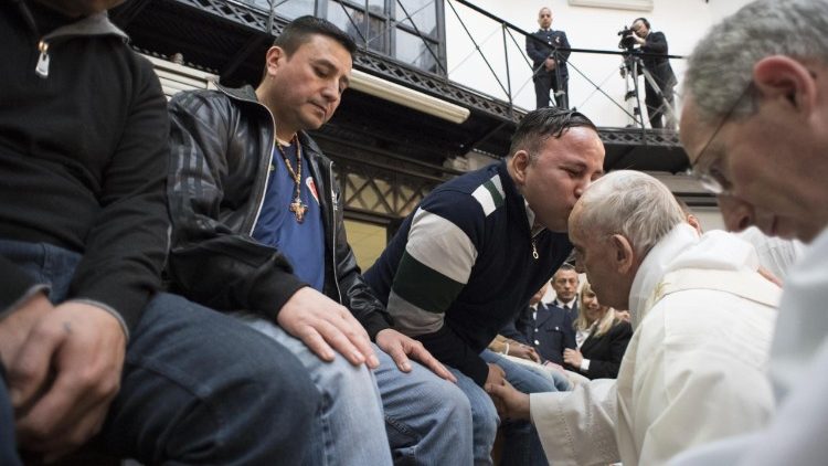 इटली के रेजिना चेली कैदखाने में कैदियों के पैर धोते संत पापा फ्रांसिस