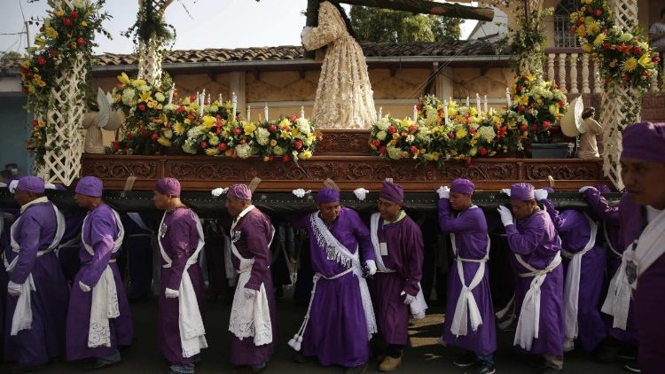 Während der Gründonnerstag in El Salvador begangen wurde, wurde im Osten des Landes ein Priester ermordet
