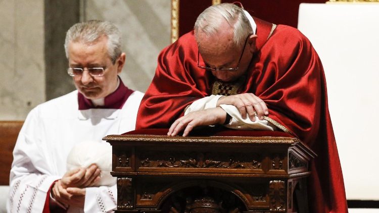 Le Pape François a présidé l'office de la Passion du Christ en la basilique Saint-Pierre, Vendredi Saint, le 30 mars 2018.