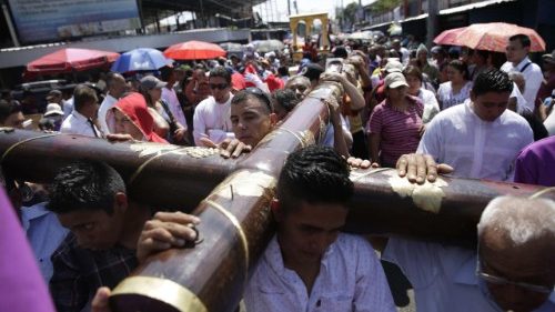 El Salvador: sacerdote ucciso da una gang