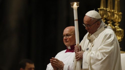 Il Papa nella Veglia pasquale: contempla la tomba vuota, non avere paura, segui Gesù