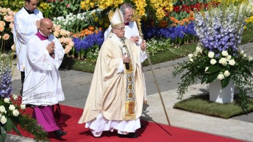 Papa Francisco preside Missa da Páscoa na Praça São Pedro