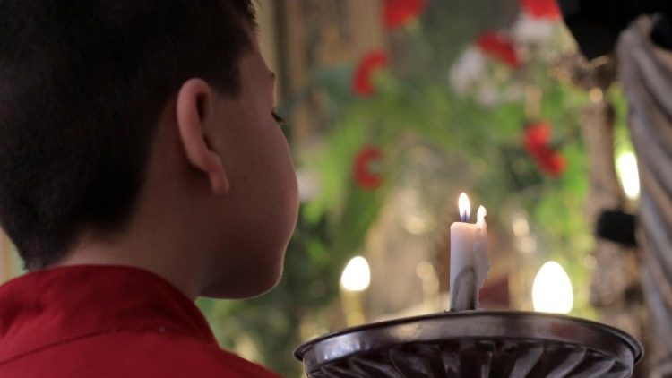 Un jeune garçon chrétien en prière à Damas, lors des célébrations de Pâques en 2018.