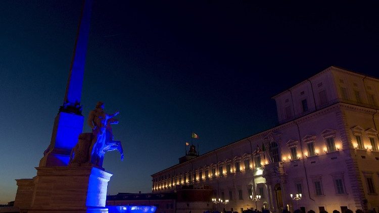 La Fontana dei Dioscuri illuminata di blu, per la Giornata mondiale autismo 