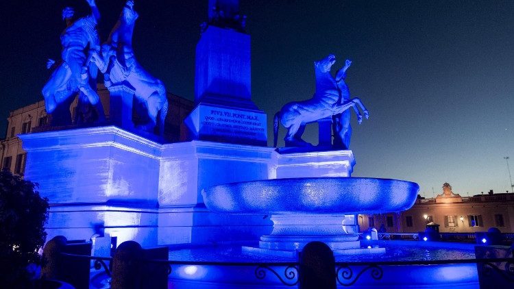 Monumento romano iluminado de azul por ocasião do Dia Mundial de Conscientização sobre o Autismo
