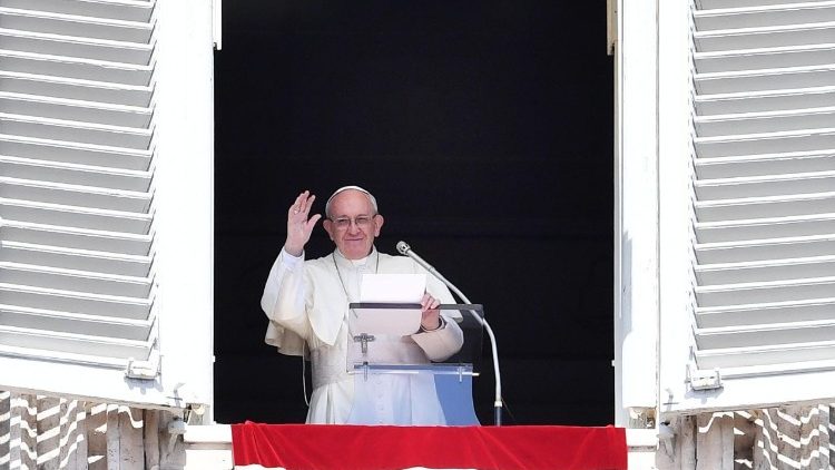 Papež Frančišek med opoldansko molitvijo Raduj se, Kraljica nebeška.