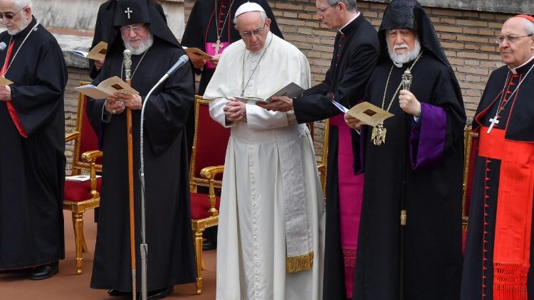 Le Pape François, entouré de Karékine II et d'Aram Ier, inaugure la statue de St Grégoire de Narek dans les jardins du Vatican