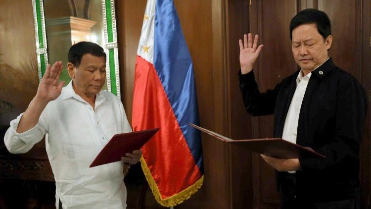 Präsident Rodrigo Duterte (l) ernennt Menardo Guevarra (r) zu seinem neuen Justizminister