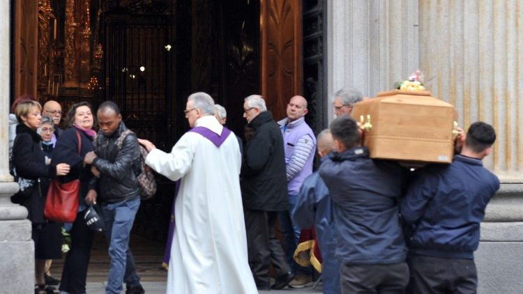 Migrante respinta: un centinaio ai funerali a Torino 