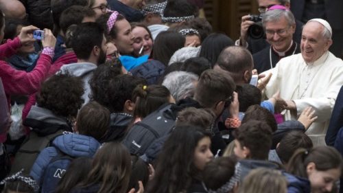 Franziskus: Kirche muss auf Jugend hören