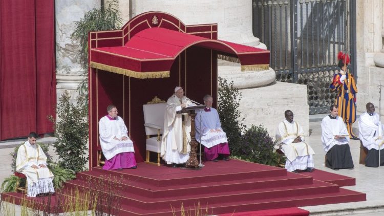 Le Pape prononçant son homélie place Saint-Pierre le 8 avril. 