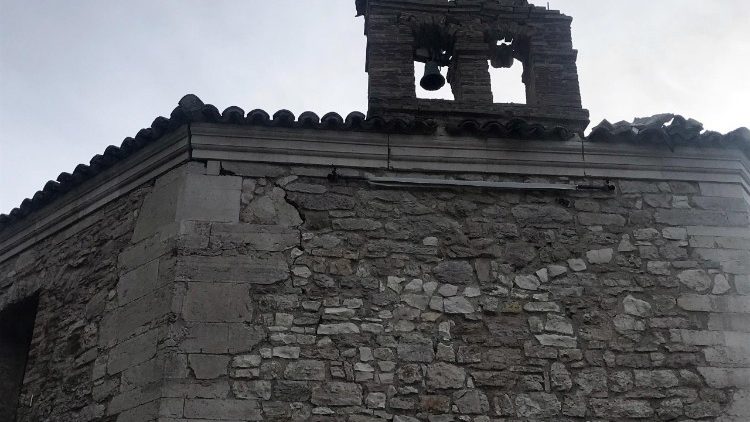 V potresu je bil poškodovan tudi zvonik cerkve v kraju Muccia