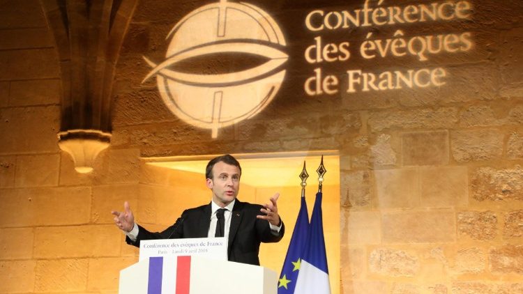 Archivbild: Frankreichs Präsident Macron spricht vor der Bischofskonferenz