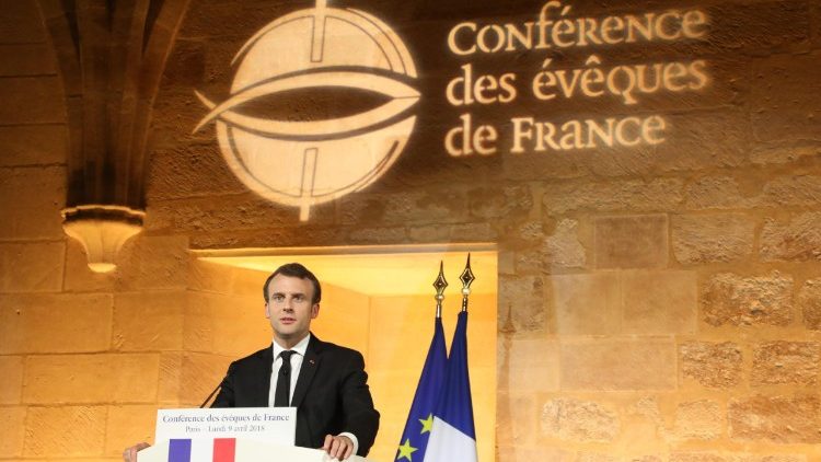 Еммануель Макрон виступає перед Єпископською Конференцією Франції
