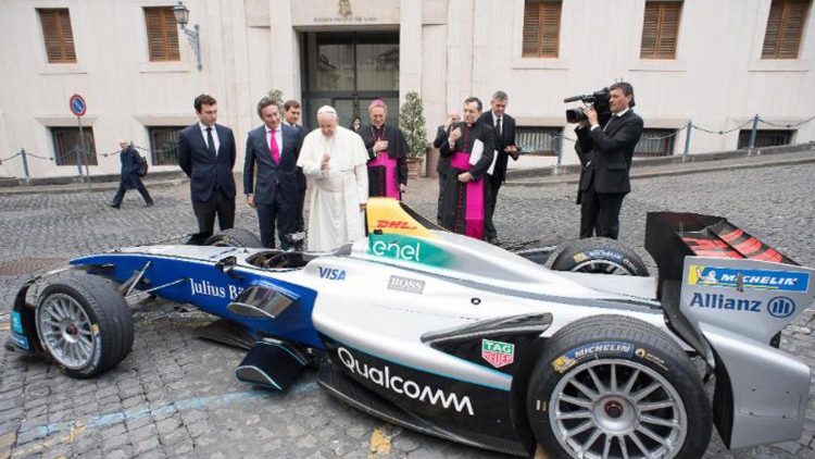 Papst Franziskus und ein Formula E-Auto