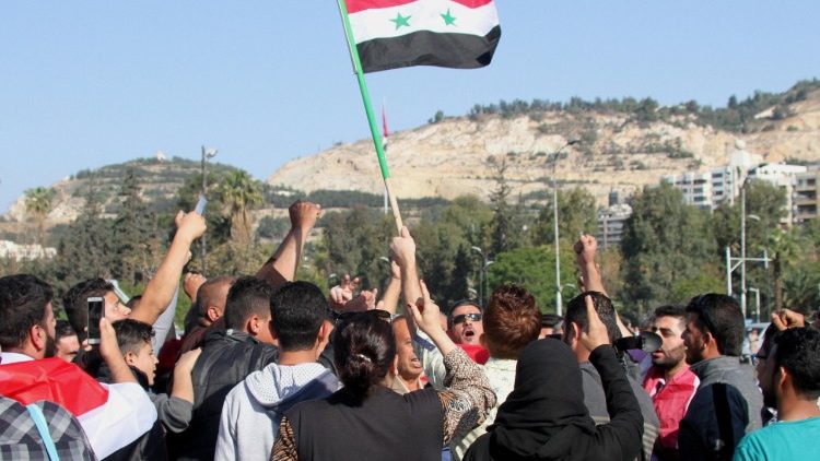 Protesto em Damasco depois de ataque à Síria