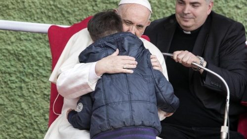 Plačící chlapec v papežově náručí: Je můj táta v nebi?