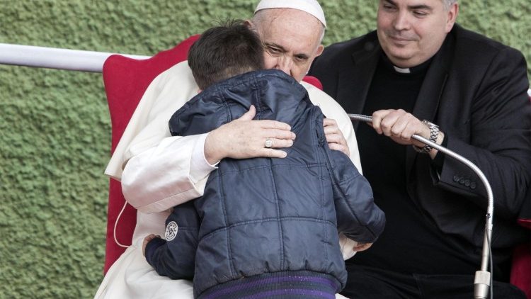 Corviale, 2018: Dieser Junge fragte den Papst unter Tränen, ob sein verstorbener Papa, Atheist, trotzdem im Himmel sei