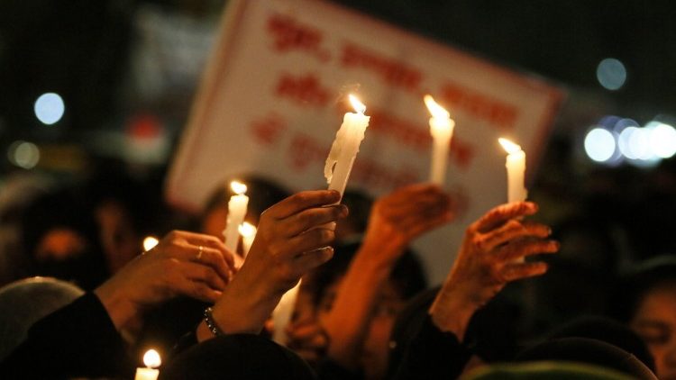 Mulheres vítimas de violência protestam com velas