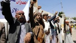 armed-houthis-protest-against-us-led-bombing--1523986401363.jpg