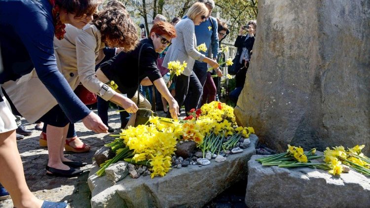 Personas rinden homenaje ante el Montículo conmemorativo de Anielewicz, en Varsovia.