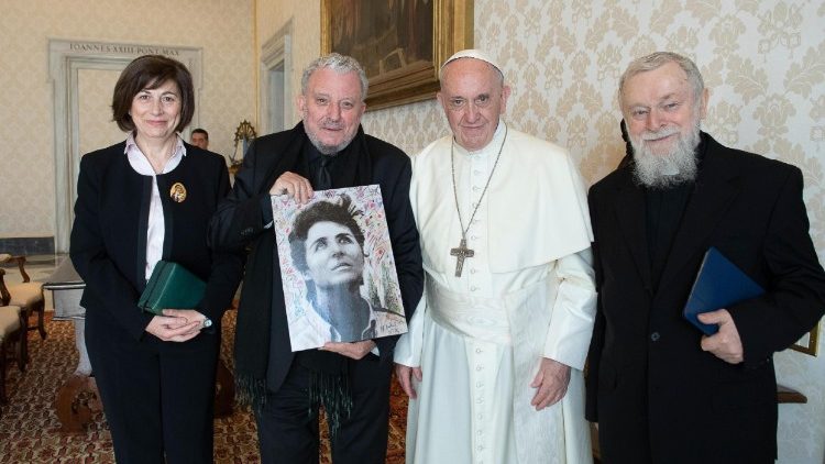Papa Francesco con l'equipe internazionale del Cammino