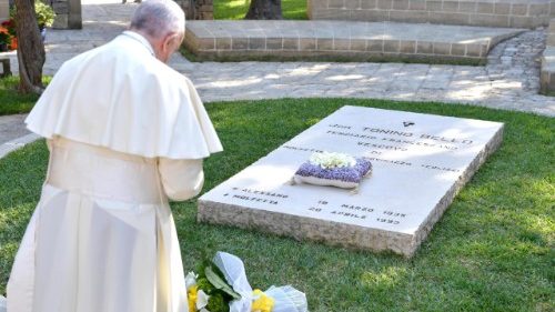 L'omaggio del Papa sulla tomba di don Tonino