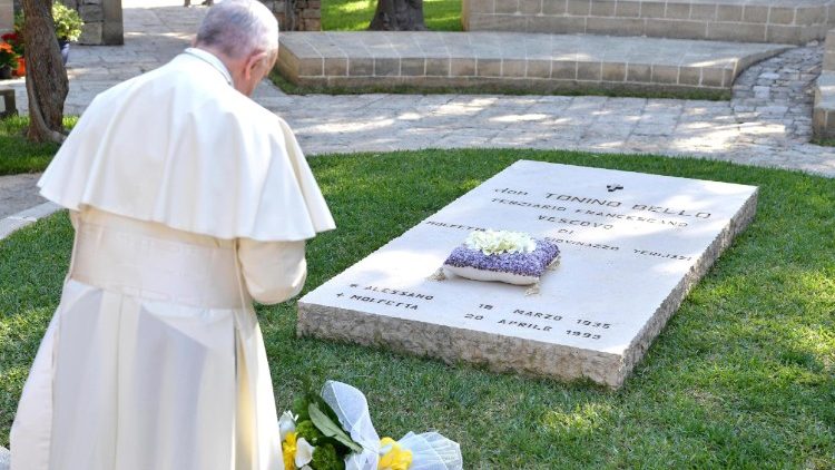 Pápež František sa modlí pri hrobe biskupa Tonina Bella v Alessane