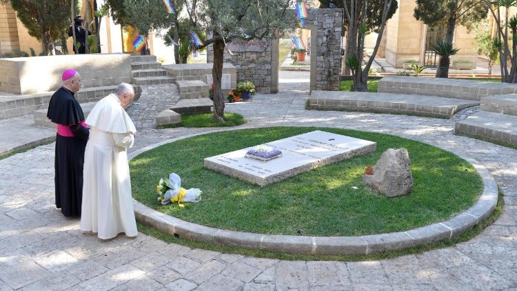 Ferenc pápa lerója tiszteletét Tonino Bello atya sírja előtt az alessanói temetőben