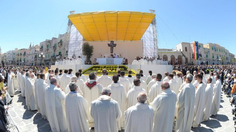 Papst Franziskus bei der Messe am Hafen von Molfetta